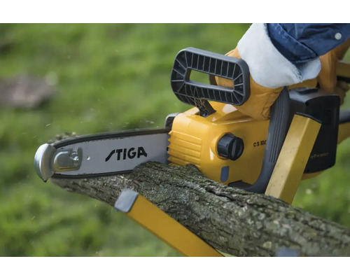 Stiga Kettensäge beim Schneiden eines Baumstamms