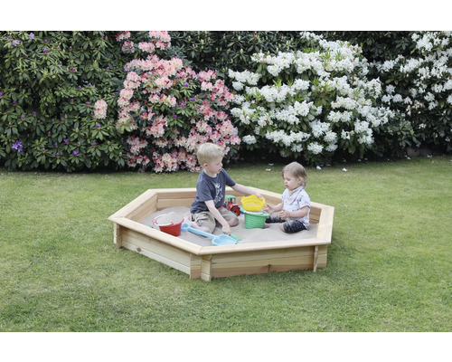 Holzsandkasten im Garten mit spielenden Kindern