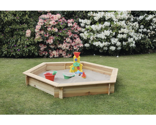 Sandkasten aus Holz mit Spielzeug im Garten