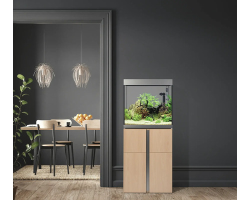 Eingerichtetes Aquarium mit Unterschrank in einem Wohnraum