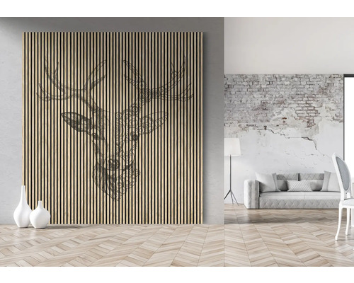 Raumansicht mit Holzpaneel und Hirschmotiv, ergänzt durch Vasen und Holzboden