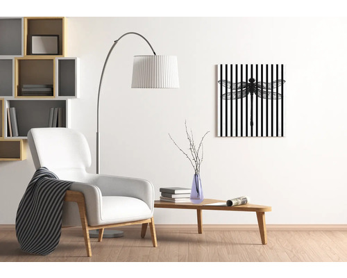 Wohnzimmer mit Sessel, Stehlampe, Tisch und Wandbild