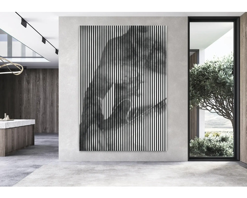 Dekoratives Wandbild mit vertikalen Streifen und abstraktem Muster in modernem Raum