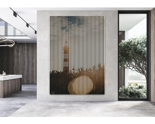 Wandbild mit Leuchtturm-Motiv und Lamellenstruktur in modernem Raum