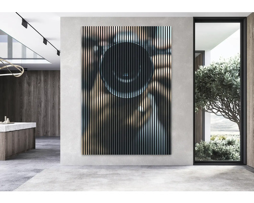 Innenaufnahme eines Raumes mit einem akustischen Wandpaneel mit abstraktem Muster