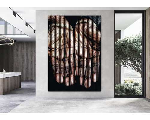 Dekoratives Wandbild mit Händen in einem modernen Raum