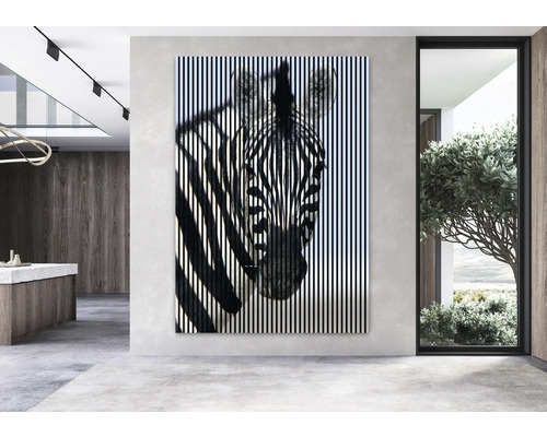 Dekoratives Wandbild mit Zebra-Motiv und Streifen in einem modernen Wohnraum.