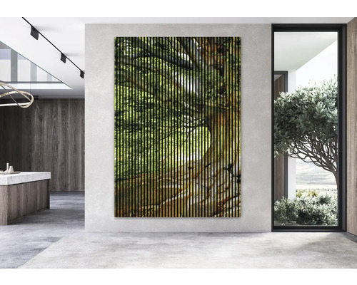 Großes Wandbild mit Baum auf Holzlatten in einem modern eingerichteten Raum.