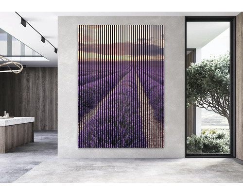 Dekoratives Wandpaneel mit einem Lavendelfeld Motiv in einem modernen Wohnraum.
