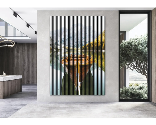 Dekoratives Wandbild mit Bootsmotiv und vertikalen Streifen in einem modernen Raum.