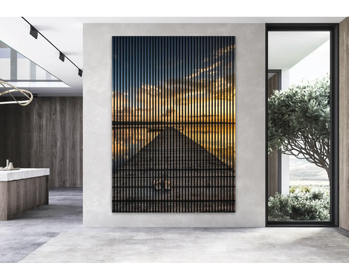 Akustikpaneel mit einem Motiv eines Sonnenuntergangs über einem Gebäude in einem hellen Raum.