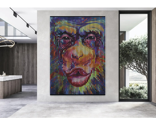 Dekoratives Wandpaneel mit farbenfrohem Affenmotiv in einem modernen Raum.