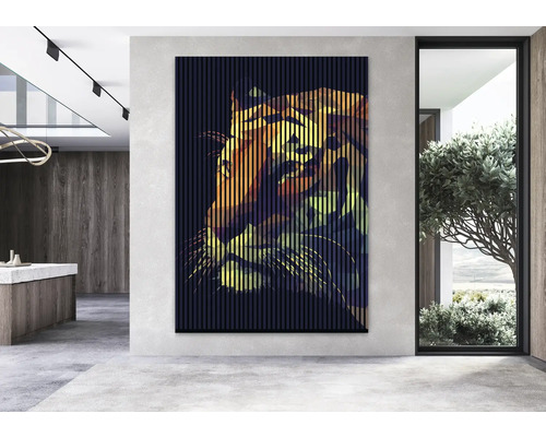 Dekoratives Wandpaneel mit Tiger-Motiv im modernen Wohnraum.