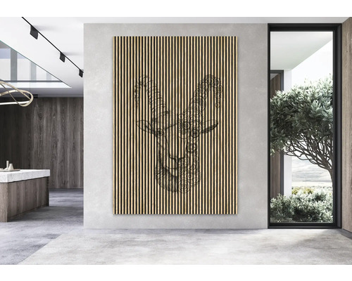 Wandpaneel mit dekorativem Ziegenmotiv im modernen Raum