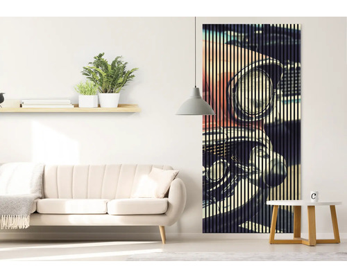 Wohnzimmer mit Sofa, Regal und Wandpaneel mit Automotiv