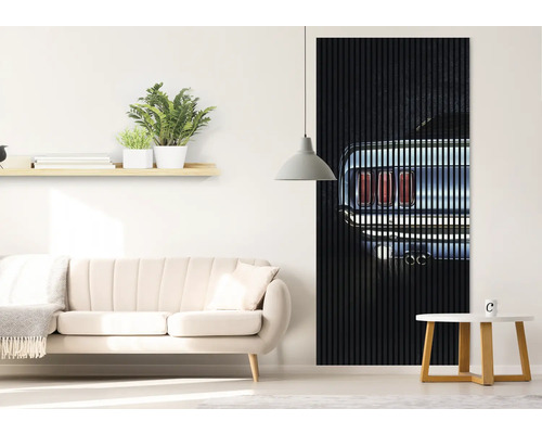 Wohnzimmer mit Sofa, Beistelltisch und Wandpaneel mit Auto Motiv