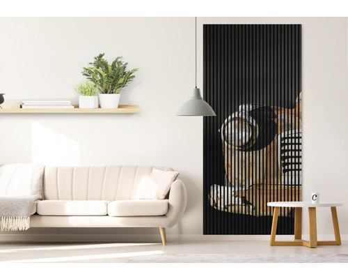 Wohnzimmer mit Sofa, Beistelltisch und Wandpaneel mit Automotiv