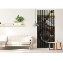Wohnzimmer mit Sofa und Wandpaneel mit Motorradmotiv