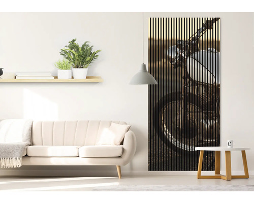 Wohnzimmer mit Sofa und Wandpaneel mit Motorradmotiv