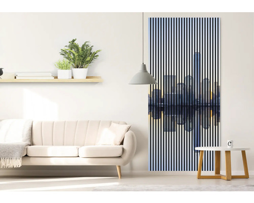 Wohnzimmer mit Sofa, Beistelltisch, Regal und Wandbild mit Stadtmotiv