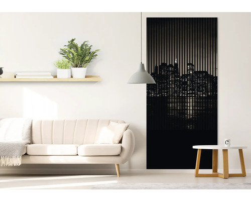 Wohnzimmer mit Sofa, Beistelltisch und Wandpaneel mit Skyline-Motiv