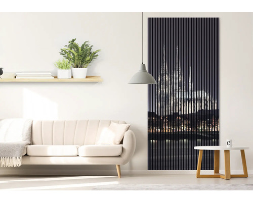 Wohnzimmer mit Sofa, Beistelltisch und Wandpaneel mit Dom-Motiv