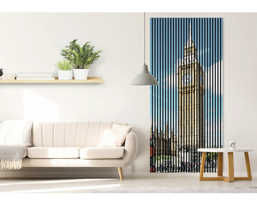 Wohnzimmer mit Sofa, Beistelltisch, Regal mit Pflanzen und Wandbild mit Big Ben Motiv