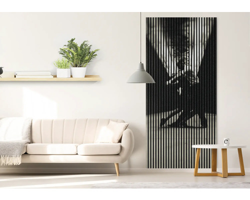 Wohnraum mit Sofa, Tisch und Akustikpaneel mit Motiv