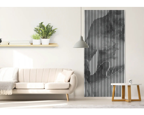 Wohnzimmer mit Sofa, Beistelltisch, Hängeleuchte, Wandregal und gerahmtem Kunstdruck