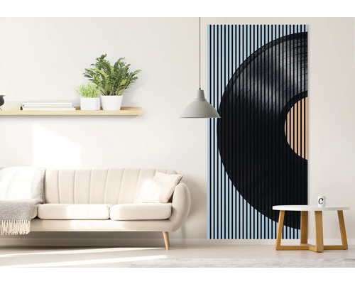 Wohnzimmer mit Sofa, Beistelltisch und Schallplatten-Wandpaneel