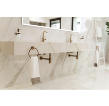 Modernes Badezimmer mit Doppelwaschbecken, Armaturen und Handtüchern