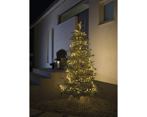 Dekorativer Weihnachtsbaum mit Lichterkette im Aussenbereich.