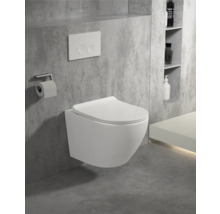 Wandhängendes Tiefspül-WC im modernen Badezimmer mit Betätigungsplatte