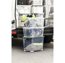 Stapel transparente Aufbewahrungsboxen vor einem Lieferwagen