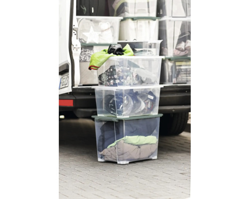 Stapel transparente Aufbewahrungsboxen vor einem Lieferwagen