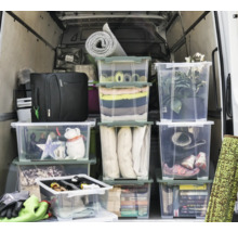 Transporter beladen mit transparenten Aufbewahrungsboxen gefüllt mit Umzugsgut