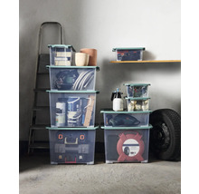 Stauraum im Keller oder der Garage mit gestapelten Aufbewahrungsboxen mit Deckel.