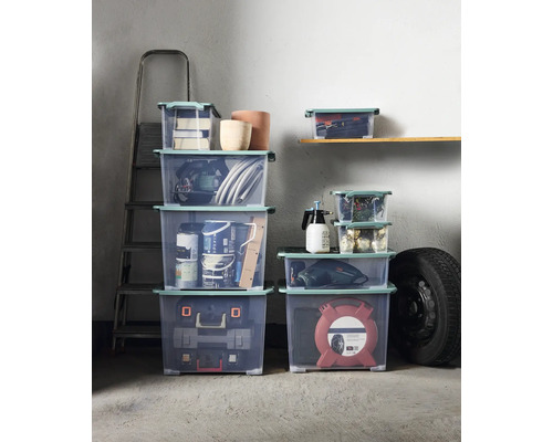 Stauraum im Keller oder der Garage mit gestapelten Aufbewahrungsboxen mit Deckel.