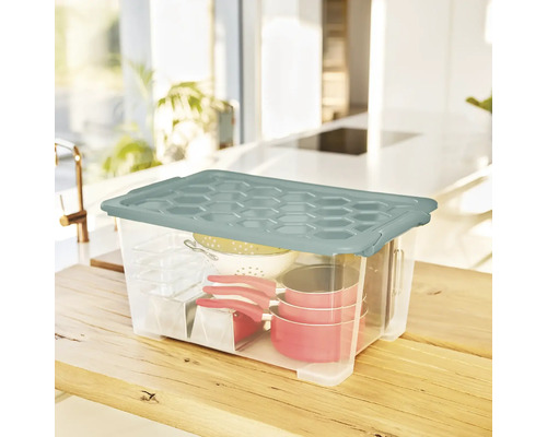 Aufbewahrungsbox aus Kunststoff mit Deckel auf einem Tisch