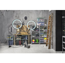 Werkstattraum mit Fahrrad, Werkbank, Regal und Aufbewahrungsboxen