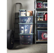 Aufbewahrungsboxen mit Deckel im Lagerraum mit Werkzeugen und verschiedenen Gegenständen.