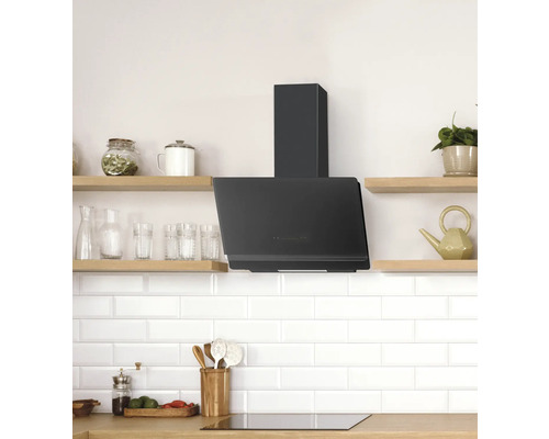 Dunstabzugshaube in einer hellen Küche mit Holzregalen und weißen Fliesen.