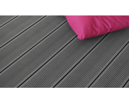 Terrassendielen aus WPC mit Kissen