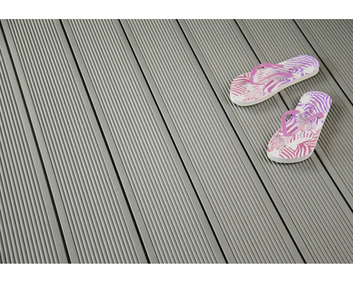 Terrassendielen aus Kunststoff mit einem Paar Sandalen