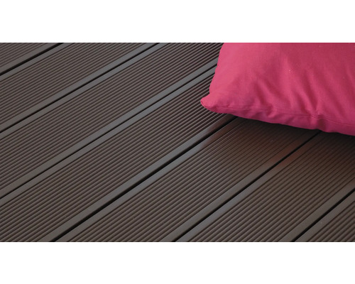 Terrassendielen aus Holz mit Kissen