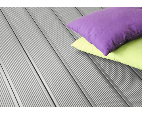 Terrassendielen aus Holzverbundstoff mit Kissen