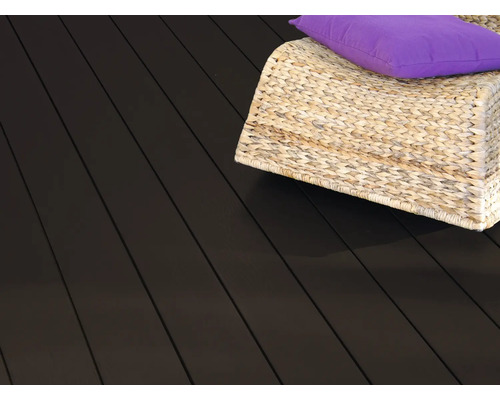 Terrassendielen aus Holz mit Sitzgelegenheit und Kissen