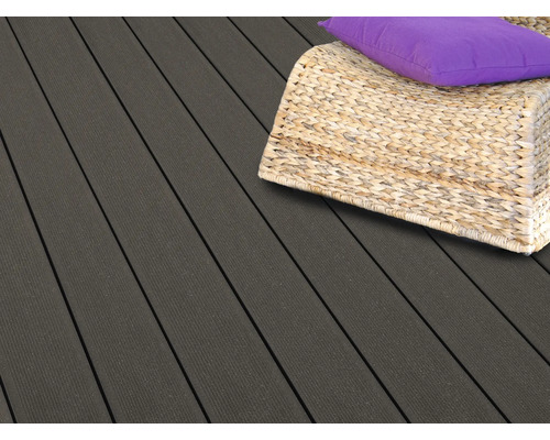 Terrassendielen aus Holzverbundwerkstoff mit Lounge Möbeln und Kissen