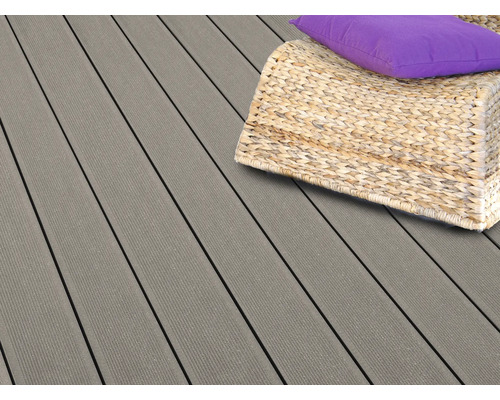 Terrassendielen aus Holzverbundwerkstoff mit Sitzgelegenheit und Kissen