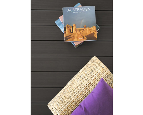 Terrassendielen mit Kissen und Buch
